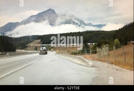 Touring Banff National Park, Alberta, Kanada, auf dem TransCanada Highway, und die Canadian National Railway, Wildnis, Wildnis, Wald, Sommer, Kanadischen Rocky Mountains Stockfoto