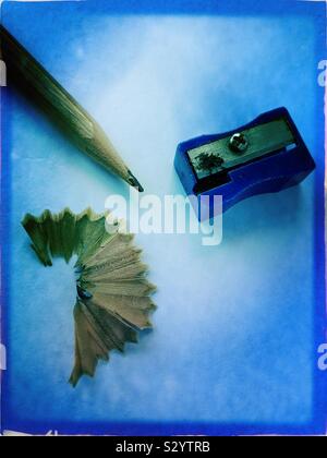 Bleistift und Spitzer auf einfachen Hintergrund Stockfoto