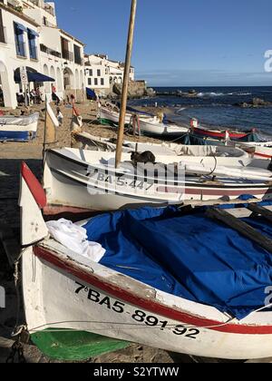 Traditionelle Fischerboote auf canadell Strand von Calella de Palafrugell an der Costa Brava, Spanien das Ausruhen, im November die Sonne. Stockfoto