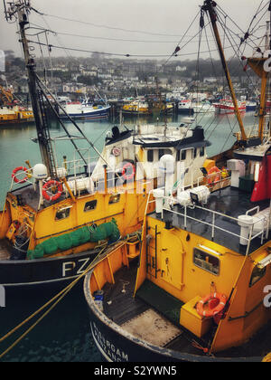 Fischtrawler in Newlyn Harbour, Cornwall, England, November vertäut. Stockfoto