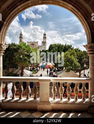 Von der zweiten Etage des Palacio Municipal, das historische Zentrum von Mérida ist einschließlich der Plaza Grande, die bunten Mérida Stadt Namen in riesigen Buchstaben und die Catedral de San Ildefonso sichtbar sind. Stockfoto