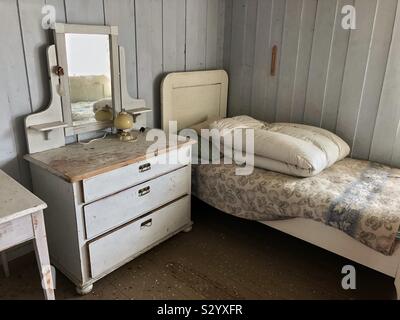 Schlafzimmer Innenraum in einem alten, verlassenen Bauernhof unberührte für etwa 50 Jahre. Stockfoto