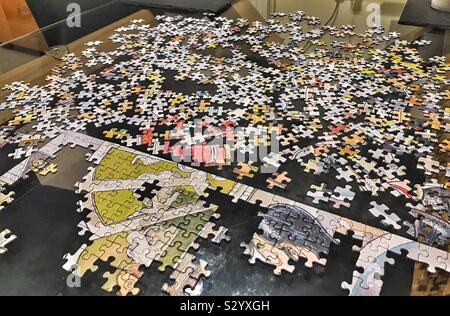 Tabelle mit unfertigen Puzzle auf Stockfoto