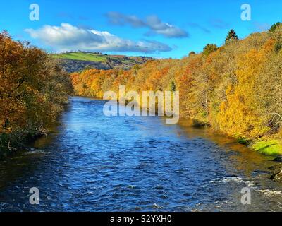 Malerischer Herbst Landschaft des Flusses Wye in Wales Stockfoto