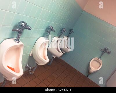 5 Urinale in einem Fliesen- öffentliche Herrentoilette, USA Stockfoto