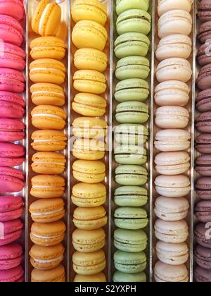 Ein Hintergrund der Zeilen von bunte Macarons und makronen in einer Bäckerei mit Kopie Raum Stockfoto