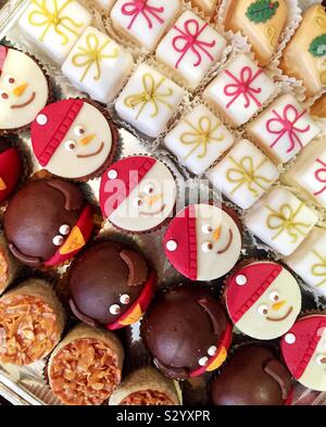 Auf der Suche nach unten von oben auf eine Vielzahl von leckeren Kuchen und Fondant Phantasien, die in einem französischen patisserie, mit Weihnachtsschmuck dekoriert sind und der Platz kopieren Stockfoto