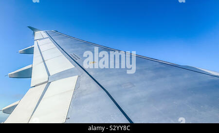 Wing Blick von Aer Lingus Airbus A320 im Flug mit Blue Sky Stockfoto