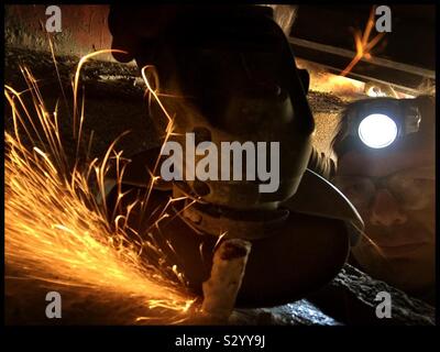 Ein Mann u-Schneiden von Metall bar mit einem Winkelschleifer, Katalonien, Spanien. Stockfoto