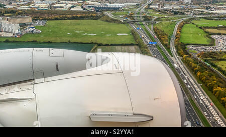 Blick von einer Ryanair Boeing 737-8 als Ansatz zum Flughafen Dublin in Irland Stockfoto