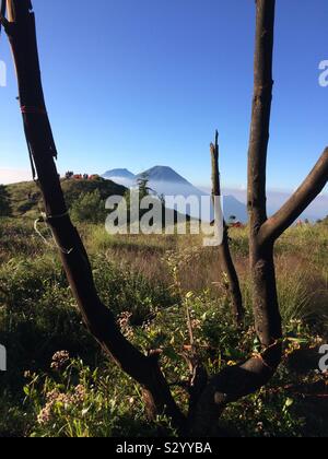 Blick auf die Berge von sindoro Prau Berg Campingplatz Stockfoto