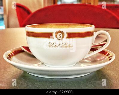 Tasse Kaffee im berühmten Hotel Sacher in Wien. Es ist die Heimat der Sacher Torte, ein reichhaltiges Schokolade Kuchen. Stockfoto