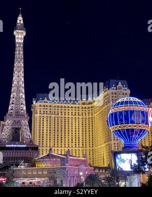 Night Shot auf dem Strip von Paris Las Vegas Stockfoto