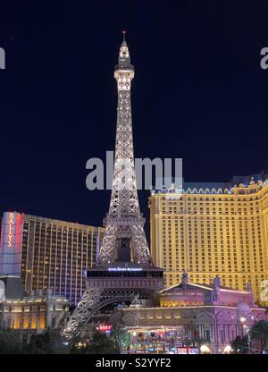 Replik auf den Eiffelturm bei Nacht auf dem Las Vegas Strip Stockfoto