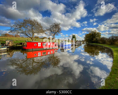 Schmale Boote am Leeds und Liverpool canal günstig an Adlington in Lancashire Stockfoto