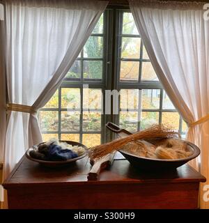 Flachs vor einem Fenster an der Jabez Howland Haus, Plymouth, Massachusetts, USA. Der älteste Teil des Hauses im Jahre 1667 gebaut wurde und von Jabez Howland, der Sohn von zwei Mayflower Passagiere gekauft. Stockfoto