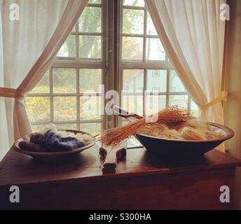 Flachs vor einem Fenster an der Jabez Howland Haus, Plymouth, Massachusetts, USA. Der älteste Teil des Hauses im Jahre 1667 gebaut wurde und von Jabez Howland, der Sohn von zwei Mayflower Passagiere gekauft. Stockfoto