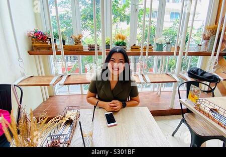 Happy girl im Café Stockfoto