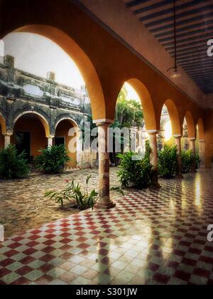 Am späten Nachmittag gibt Licht ein goldenes Leuchten zur Terrasse und Innenhof der Hacienda Yaxcopoil in der Nähe von Mérida, Mexiko. Stockfoto