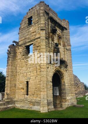 Der Löwe Tower, Warkworth Castle, Northumberland, mit geschnitzten Löwen Detail - das Emblem der Percy Familie Stockfoto