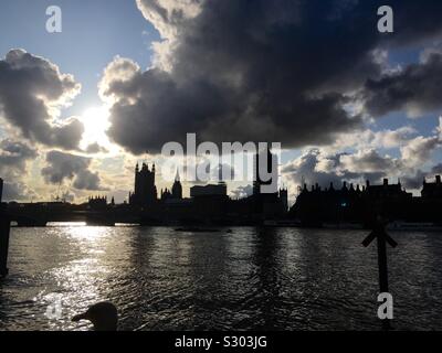 Sturmwolken sammeln sich über den Houses of Parliament, Westminster, London, England Stockfoto