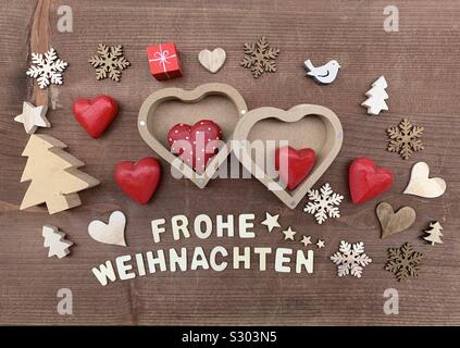 Frohe Weihnachten, Frohe Weihnachten mit Kreativen hölzernen Ornamenten Stockfoto