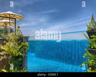 Infinity Pool auf der Dachterrasse. Stockfoto