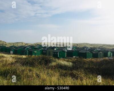 Ein Cluster von Grünen Fischerhütten an der South Gare, Redcar und Cleveland Stockfoto