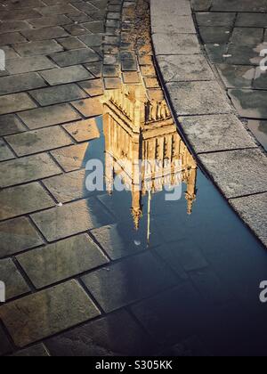 Reflexion eines großen Anglikanische Kirche Kirchturm in einer Pfütze - irgendwo in Südengland. Foto - © COLIN HOSKINS. Stockfoto