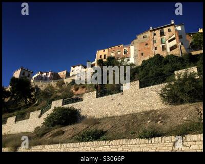Häuser mit Blick auf den Fluss im Bergdorf Ascó in Katalonien, Spanien. Stockfoto