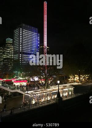 Southbank, London, England. Restaurant und Weihnachtsmarkt an der Themse. Blick vom Damm. Stockfoto