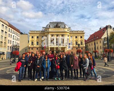 Gruppe Urlaub in Bratislava die slowakische Hauptstadt. Geführte Tour zu Fuß ist eine einfache Möglichkeit, um die Altstadt besser. Reisen mit Familie und Freunden in Europa. Stockfoto