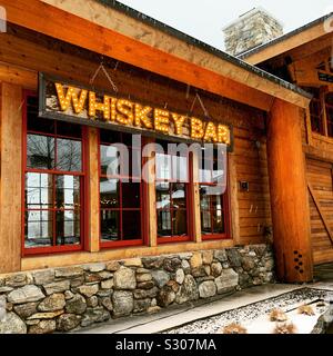 Beleuchtet "Whiskey Bar" Schild am Whislepig Pavilion Restaurant, Spruce Spitze Dorf, Stowe, Vermont, United States Stockfoto