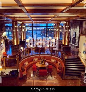 Lobby und Windows auf die verschneite Umgebung an der Hütte an der Spruce Spitze, ehemals Stowe Mountain Lodge, Stowe, Vermont, United States Stockfoto