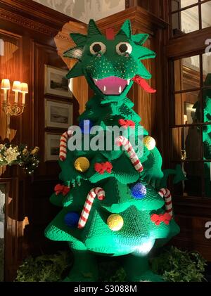 Ein sehr glückliches Monster Weihnachtsbaum aus Lego, in einer Ecke des Foyers im Savoy Hotel, London. Stockfoto