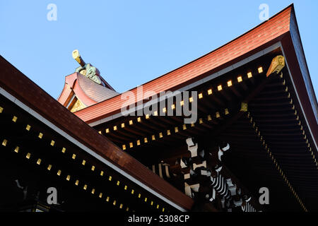 Holz- Dach des Haupttempels Gebäude am Meiji Schrein in Tokio, Japan. Stockfoto