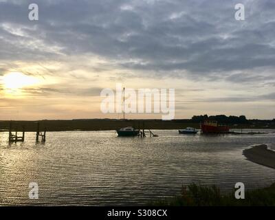 High Tide bei Sonnenaufgang, Thornham, Norfolk Stockfoto