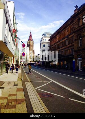 Wuppertal Straße mit Elberfeld Rathaus turm im Hintergrund. Deutschland Stockfoto