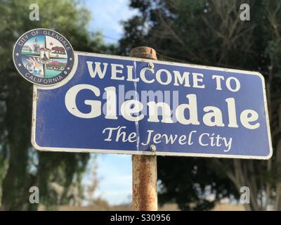 Glendale, CA/USA - November 14, 2019: Willkommen in Glendale - das Juwel der Stadt ist auf einem Schild im südlichen Kalifornien während der Tag angezeigt. Stockfoto