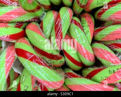 Frische leckere leckere grüne Zuckerstangen mit roten und rosa Streifen Stockfoto