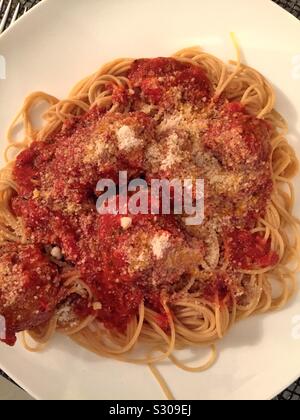 Flach Nahaufnahme von einem verführerischen Vorspeise Spaghetti und Frikadellen. Stockfoto
