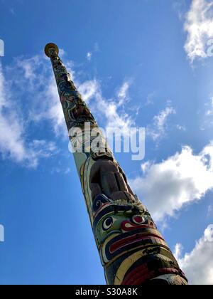 Totem Pole im Windsor Great Park erreicht hohe in einen strahlend blauen Himmel Stockfoto