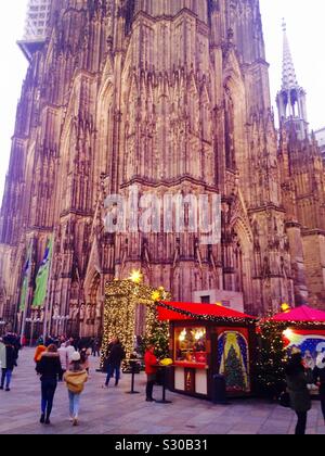 Koln Weihnachtsmarkt 2019 in der Nähe der Kathedrale. Deutschland Stockfoto