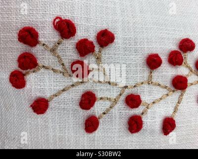 Schöne Stickerei eines goldenen braun Baum mit roten Blüten Stockfoto