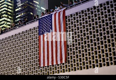 Hongkong - November 28, 2019: Hongkonger USA danken, indem Sie die amerikanische Flagge auf der Demonstration in der Innenstadt von HongKong Stockfoto