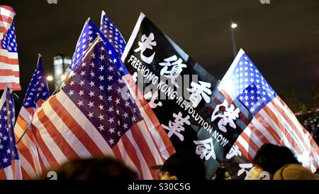 Hongkong - November 28, 2019: Hongkonger USA danken, indem Sie die amerikanische Flagge auf der Demonstration in der Innenstadt von HongKong Stockfoto