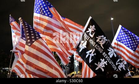 Hongkong - November 28, 2019: Hongkonger USA danken, indem Sie die amerikanische Flagge auf der Demonstration in der Innenstadt von HongKong Stockfoto