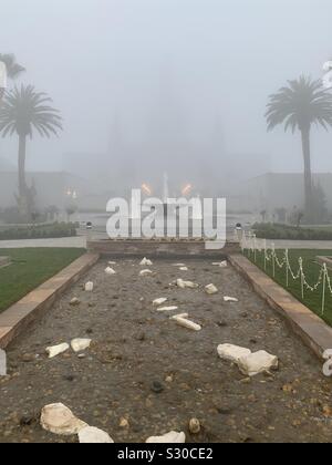 Die Oakland Mormon Temple, der Springbrunnen und das Wasser in den schweren Nebel Stockfoto
