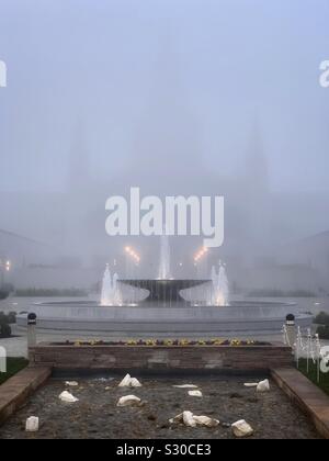Die Oakland Mormon Temple, die wasserfontäne in der schweren Nebel Stockfoto
