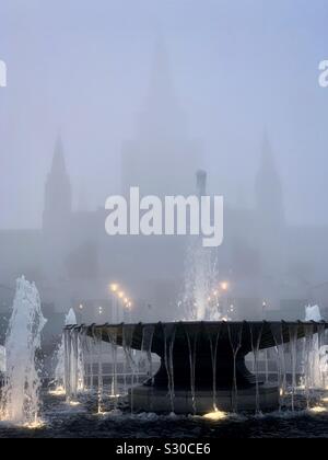 Die Oakland Mormon Temple mit dem Springbrunnen in der schweren Nebel Stockfoto
